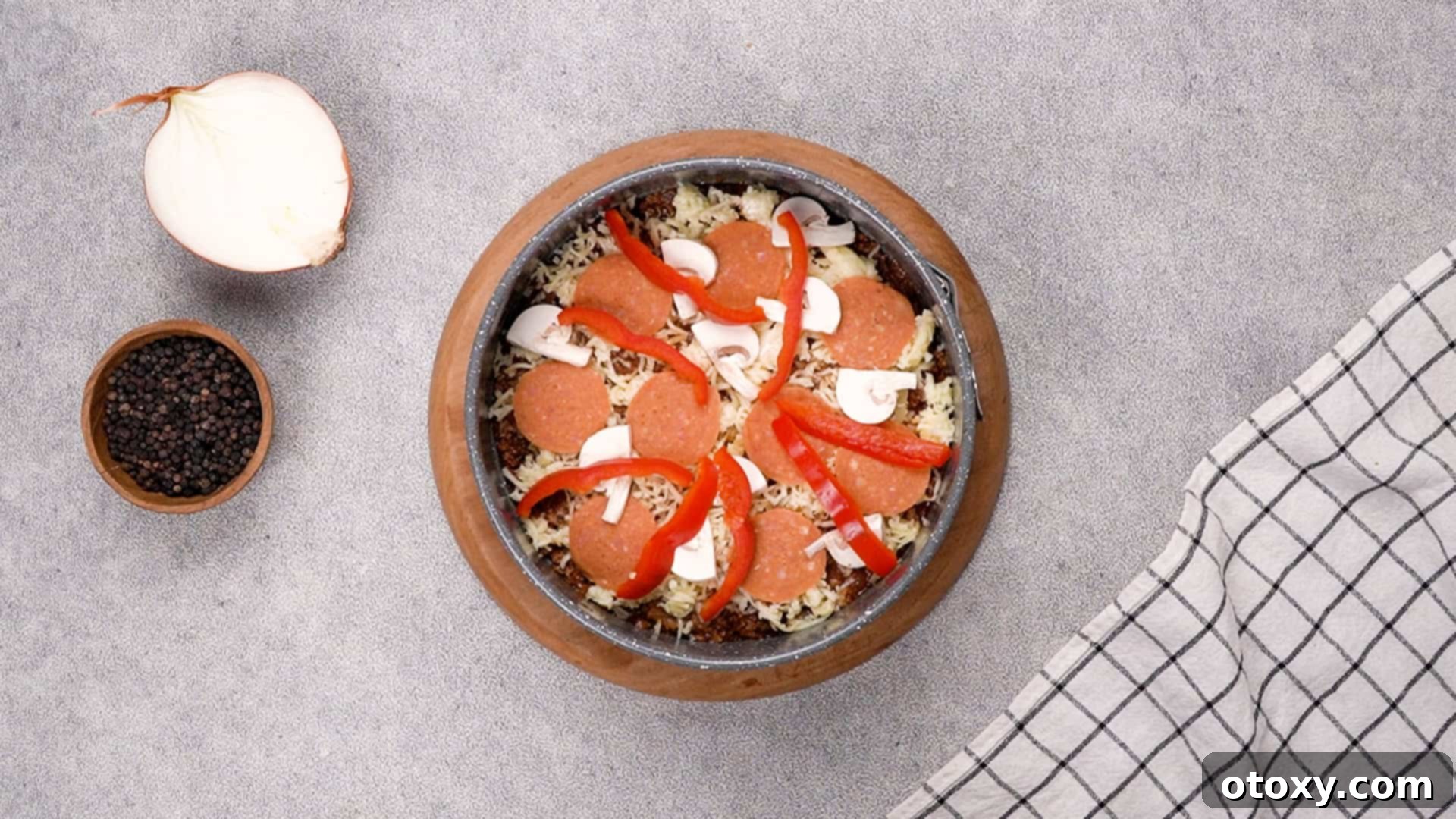 Adding toppings to crustless pizza